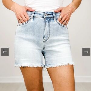 Judy Blue Hi-Rise Frayed Hem Cut-Off Dad Shorts size large New